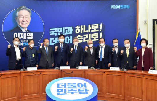 이재명, 與 상임고문단과 상견례 더불어민주당 이재명 대선 후보(왼쪽 다섯번째)가 13일 국회에서 열린 상임고문단 간담회에 앞서 참석자들과 파이팅을 외치고 있다. 왼쪽부터 이용득·오충일·김원기 상임고문, 송영길 대표, 이 후보, 임채정·이용희·이해찬·문희상·추미애 상임고문. 서상배 선임기자