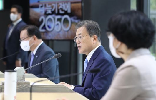 문재인 대통령이 18일 서울 용산구 노들섬 다목적홀에서 열린 ‘2050 탄소중립위원회 제2차 전체회의’에서 발언하고 있다. 연합뉴스