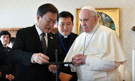 문재인 대통령이 지난달 29일 프란치스코 교황에게 DMZ 철조망 십자가를 선물하고 있다. 문 대통령은 "한반도 평화를 위한 강렬한 열망의 기도를 담아 만들었다"며 십자가의 의미를 직접 설명하고 있다. 교황청 제공