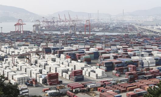 지난 1일 부산항 신선대부두에 수출입 컨테이너가 가득 쌓여 있다. 연합뉴스