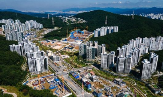 경기 성남시 분당구 대장동 개발사업 현장에서 지난9월30일 아파트 건설 공사가 진행되고 있다. 성남=하상윤 기자