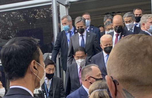 기시다 후미오 일본 신임 총리(가운데 안경과 흰마스크 착용) 와 조 바이든 미국 대통령(가운데 검은 마스크)이 2일(현지시간) 영국 글래스고에서 열린 제26차 기후변화협약 당사국총회(COP26)에서 주요 7개국(G7) 회의장으로 함께 이동하고 있다. 글래스고=뉴시스