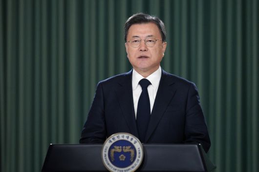 문재인 대통령이 11일 개최된 아시아태평양경제협력체 최고경영자 회의2021(APEC CEO Summit 2021) ‘에너지의 미래’ 세션의 기조연설을 영상을 통해 전하고 있다.    청와대 제공