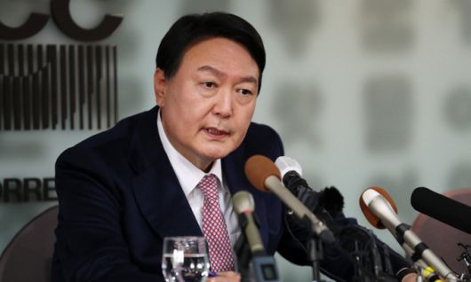 국민의힘 윤석열 대선 후보(왼쪽)가 12일 서울 중구 한국프레스센터 서울외신기자클럽에서 열린 외신기자 간담회에서 발언하고 있다.   국회사진기자단