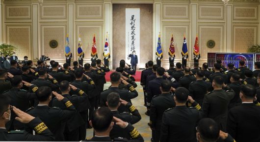 문재인 대통령이 16일 청와대 영빈관에서 열린 육·해·공군과 해병대 준장 진급자 삼정검 수여식에서 진급 장성의 경례를 받고 있다. 연합뉴스