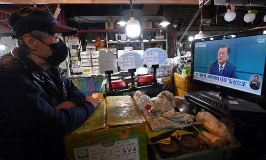 방송 시청하는 상인 21일 서울 용산구 용문전통시장에서 한 상인이 문재인 대통령 국민과의 대화 ‘일상으로’ 방송을 시청하고 있다. 남정탁 기자