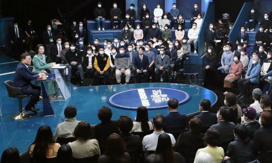 소회 밝히는 文대통령 문재인 대통령이 21일 서울 여의도 KBS에서 열린 ‘국민과의 대화-일상으로’에 참석해 국민패널과 시청자들에게 소회를 밝히고 있다. 청와대사진기자단