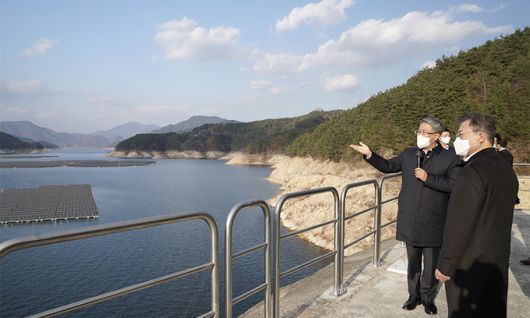 문재인 대통령이 24일 상업발전을 시작한 경남 합천군 합천댐 수상태양광(41MW) 현장을 찾아 현황 보고를 받고 있다. 연합뉴스