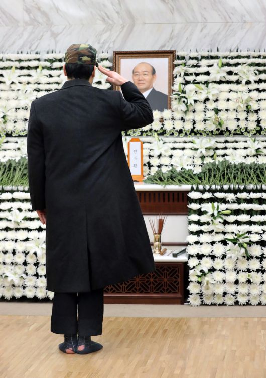 24일 오후 서울 서대문구 신촌 세브란스병원 장례식장에 마련된 전두환 전 대통령 빈소를 찾은 한 조문객이 전투모를 꺼내쓰고 경례하고 있다. 공동취재사진
