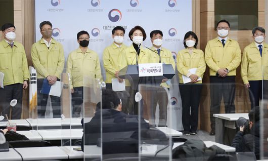 한정애 환경부 장관이 29일 정부서울청사 브리핑실에서 정부 부처 합동으로 미세먼지 고농도 시기 대응을 위한 '3차 미세먼지 계절관리제 시행계획'을 발표하고 있다. 연합뉴스