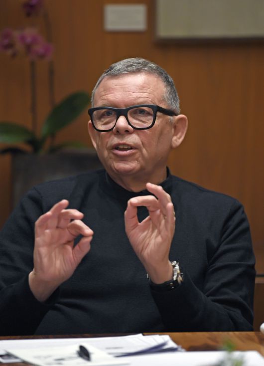 피터 슈라이어 현대차그룹 디자인경영담당 사장이 지난달 24일 서울 삼성동 파크하얏트 호텔에서 국내 언론과 인터뷰를 하고 있다. 현대차그룹 제공