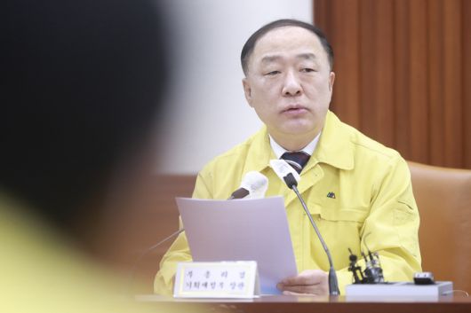 홍남기 경제부총리 겸 기획재정부 장관이 2일 오전 서울 종로구 정부서울청사에서 열린 제49차 비상경제 중앙대책본부(중대본) 회의에 참석해 발언하고 있다. 뉴시스
