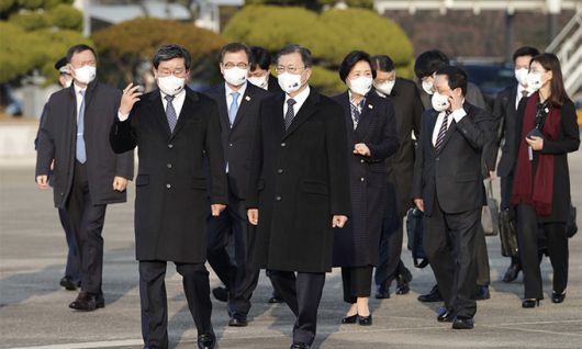 문재인 대통령과 김정숙 여사가 3박4일간의 호주 국빈 방문을 위해 12일 성남 서울공항에서 공군 1호기로 이동하고 있다. 연합뉴스