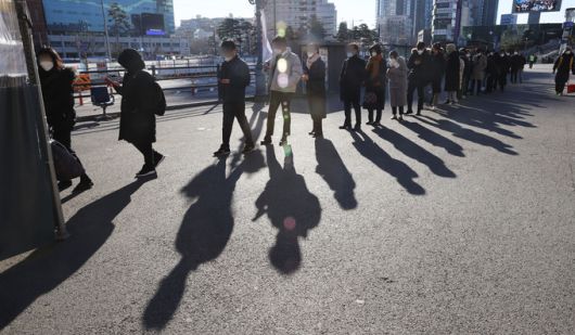 13일 오전 서울역 광장에 마련된 신종 코로나바이러스 감염증(코로나19) 임시 선별검사소에서 검사를 받으려는 시민들이 줄을 서고 있다. 연합뉴스