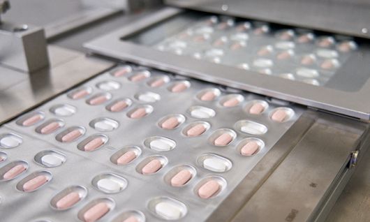 코로나 치료 ‘희망의 알약’ 이탈리아 아스콜리의 화이자 공장에서 생산 중인 코로나19 치료 알약 ‘팍스로비드’. 아스콜리=로이터연합뉴스