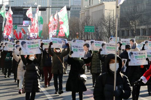 25일 오후 서울 중구 숭례문오거리 인근에서 열린 박근혜 전 대통령 석방 축하 및 건강 기원 집회(제216차 태극기집회)를 마치고 지지자들이 광화문 방향으로 행진하고 있다. 뉴시스