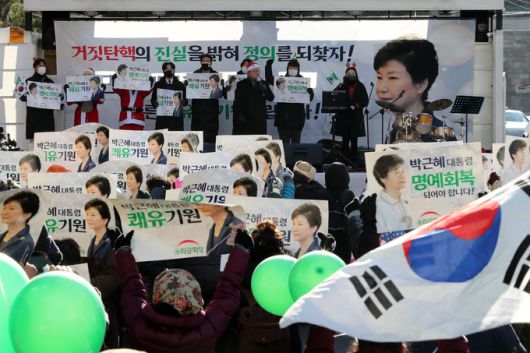 조원진 우리공화당 대표가 25일 오후 서울 중구 숭례문오거리 인근에서 열린 박근혜 전 대통령 석방 축하 및 건강 기원 집회(제216차 태극기집회)에 참석해 발언하고 있다. 뉴시스