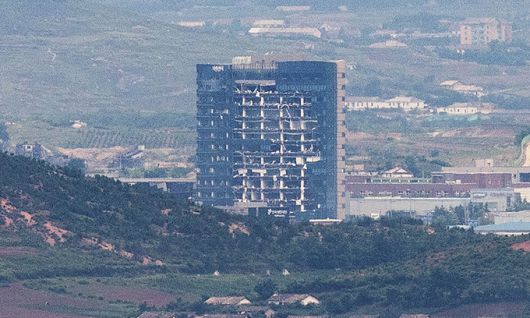 경기도 파주시 접경지역에서 바라본 개성공단에서 공단지원센터가 북한의 연락사무소 폭파로 파손된 채 방치되어 있다. 연합뉴스