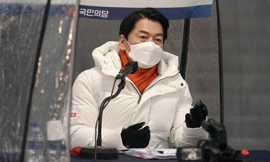 국민의당 안철수 대선 후보가 지난 30일 국회 본관 앞에서 양당 담합토론 규탄 철야농성을 하고 있다. 국민의당 제공