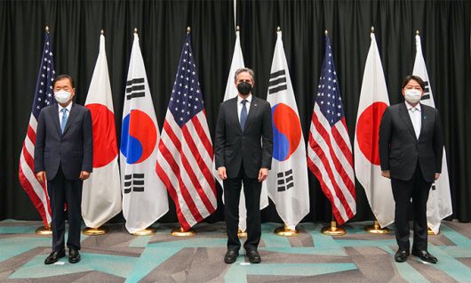 정의용 외교부 장관(왼쪽부터)과 토니 블링컨 미 국무장관, 하야시 요시마사 일본 외무상이 지난 12일(현지시간) 하와이 아태안보연구소에서 열린 한미일 외교장관 3자 회담에서 기념촬영을 하고 있다. 외교부 제공