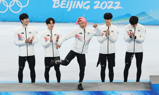 지난 16일 중국 베이징 캐피털 실내 경기장에서 열린 2022 베이징 동계올림픽 쇼트트랙 남자 5000m 계주 결승에서 은메달을 획득한 대한민국 남자 쇼트트랙 대표팀의 곽윤기가 시상대에 올라 세리머니를 하고 있다. 연합뉴스