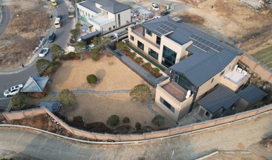 박근혜 전 대통령이 퇴원 후 정치적 고향인 대구에서 생활하기 위해 달성군 유가읍 쌍계리의 한 주택을 본인 명의로 매입한 것으로 알려졌다. 뉴스1