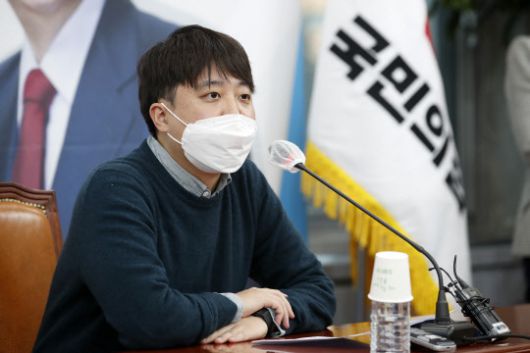 이준석 국민의힘 대표가 23일 오후 서울 여의도 국회에서 이태규 국민의당 총괄선거대책본부장의 폭로 관련 해명 기자회견을 하고 있다. 연합뉴스