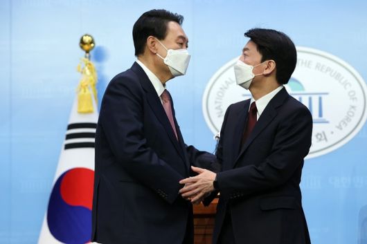 윤석열 국민의힘 대선 후보(사진 왼쪽)와 안철수 국민의당 대선 후보가 3일 오전 서울 여의도 국회 소통관에서 단일화 기자회견을 마친 뒤 손을 맞잡고 있다. 뉴스1