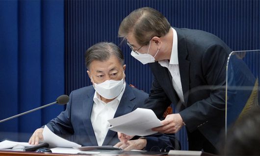 문재인 대통령이 3일 오전 청와대에서 열린 국가안전보장회의(NSC) 확대관계장관회의에서 서훈 국가안보실장과 대화하고 있다. 청와대 제공