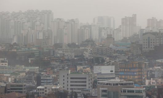 13일 서울 남산 소월길에서 바라본 시내 아파트. 연합뉴스
