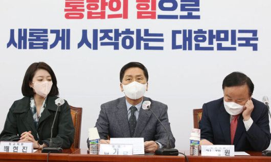 김기현 국민의힘 원내대표가 17일 서울 여의도 국회에서 열린 최고위원회의에서 발언하고 있다.공동취재사진