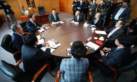 윤석열 대통령 당선인이 21일 서울 종로구 통의동 대통령직인수위원회 사무실에서 경제6단체장들과 오찬 회동을 하고 있다. 국회사진기자단