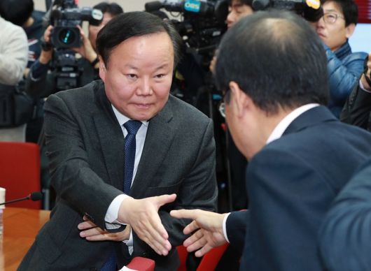 2017년 11월29일, 당시 김재원 자유한국당 의원(사진 왼쪽)이 서울 여의도 자유한국당 당사에서 열린 자유한국당 당 대표 및 최고위원·3선 의원 연석회의에서 홍준표 대표와 악수하고 있다. 연합뉴스