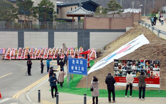 대구 달성군 유가읍 사저 주변에 지지자들이 찾아와 사저를 살펴보고 있다. 대구=연합뉴스