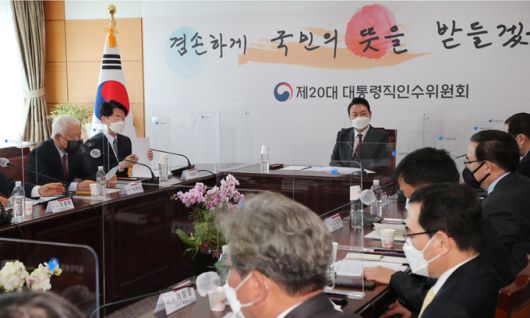 윤석열 대통령 당선인이 29일 서울 종로구 통의동 인수위원회에서 열린 대통령직인수위원회 2차 간사단 회의에 참석해 위원들의 발언을 경청하고 있다. 인수위사진기자단