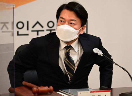 안철수 대통령직인수위원회 위원장이 4일 서울 종로구 삼청동 인수위 사무실에서 열린 제20대 대통령직인수위원회 제4차 전체회의에 참석하고 있다. 인수위 사진기자단