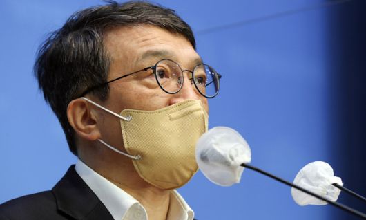 한덕수 국무총리 후보자 인사청문특별위원회 위원인 더불어민주당 김의겸 의원이 14일 서울 여의도 국회 소통관에서 한 후보자의 배우자 재산증식 의혹 관련 브리핑을 하고 있다. 국회사진기자단