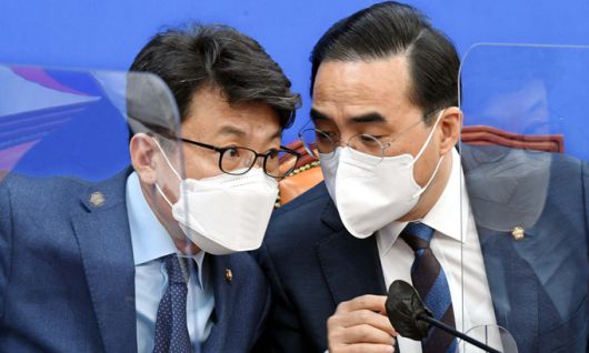 민주 정책조정회의 더불어민주당 박홍근 원내대표(오른쪽)가 21일 서울 여의도 국회에서 열린 정책조정회의에 참석해 같은 당 진성준 의원과 얘기를 나누고 있다.   서상배 선임기자
