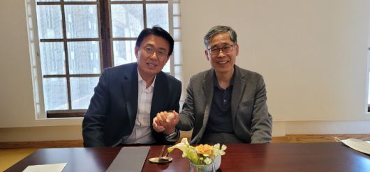 박병훈 경주시장 예비후보와 신평(오른쪽) 변호사가 기념촬영을 하고있다.박병훈 경주시장 예비후보 선거사무소 제공