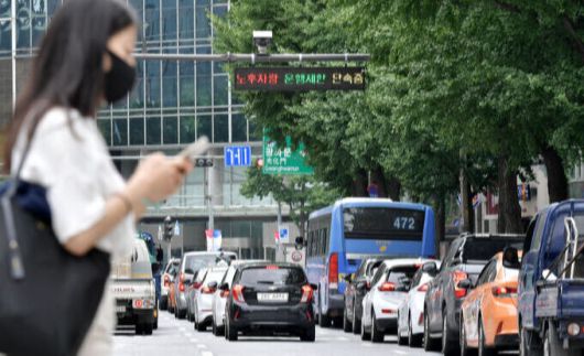 서울 중구 지하철 2호선 시청역 인근의 한 단속 카메라 전광판에 5등급차 운행 제한을 알리는 안내문이 표시되고 있다. 세계일보 자료사진