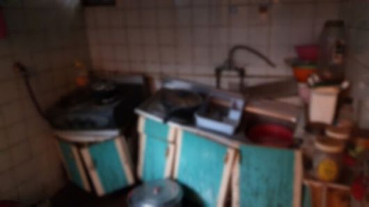 80대 노모와 50대 아들이 숨진 채 발견된 서울 종로구 창신동 소재 주택에서는 다 쓰러져가는 주방 싱크대와 바닥에 널린 쓰레기, 가재도구 등이 눈에 띄었다. 김동환 기자