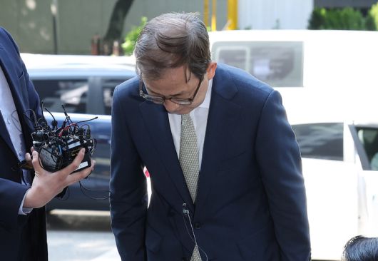 김인철 사회부총리 겸 교육부 장관 후보자가 3일 서울 여의도 한국교육시설안전원에 마련된 후보자 사무실 앞에서 사퇴 입장을 밝힌 뒤 고개 숙여 인사하고 있다. 남정탁 기자