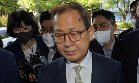 풀브라이트 장학금 특혜 의혹을 받아 온 김인철 부총리 겸 교육부 장관 후보자가 3일 인사청문회 준비 사무실이 마련된 서울 영등포구 한국교육시설안전원 앞에서 사퇴 의사를 밝힌 뒤 이동하고 있다. 뉴시스