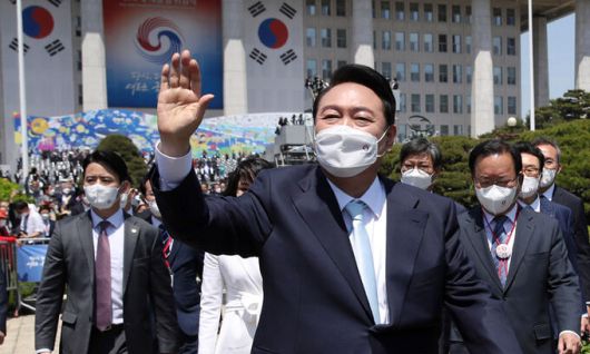 윤석열 대통령이 10일 서울 여의도 국회 앞마당에서 열린 제20대 대통령 취임식을 마친 뒤 시민들에게 인사하며 이동하고 있다. 연합뉴스