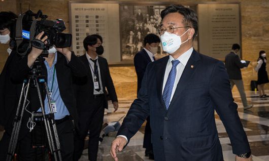 윤호중 더불어민주당 공동비상대책위원장이 16일 서울 여의도 국회에서 윤석열 대통령의 추경안 시정연설에 앞서 열린 비공개 의원총회에 참석하고 있다. 공동취재