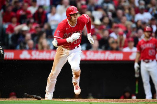 오타니 쇼헤이(28·LA 에인절스)가 22일 미국 캘리포니아주 애너하임 에인절스타디움에서 열린 메이저리그(MLB) 오클랜드 애슬레틱스전에서 공을 친 뒤 1루 베이스를 향해 달려가고 있다. 애너하임=AFP연합뉴스