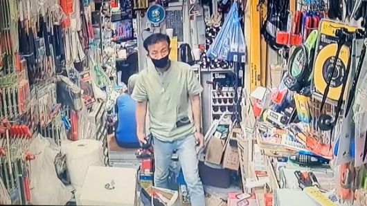 강윤성이 철물점에서 공업용 절단기를 구입하는 모습. 뉴스1