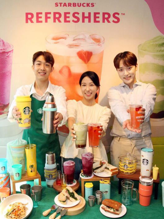 14일, 스타벅스 한국프레스센터점에서 진행한 출시 사진행사에서 모델들이 신제품을 선 보이고 있다.