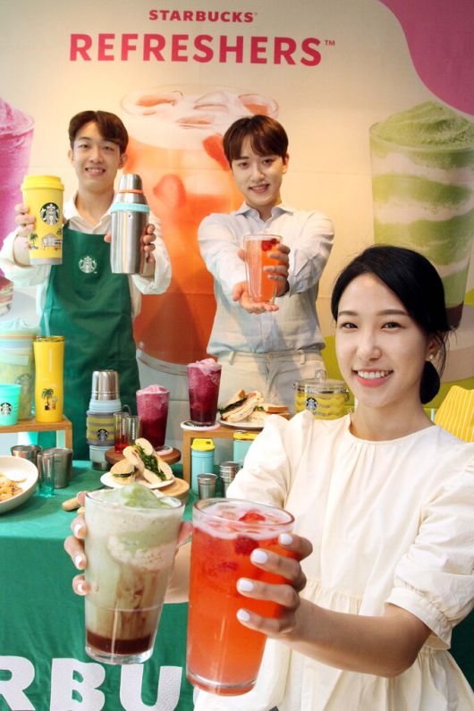 14일, 스타벅스 한국프레스센터점에서 진행한 출시 사진행사에서 모델들이 신제품을 선 보이고 있다.