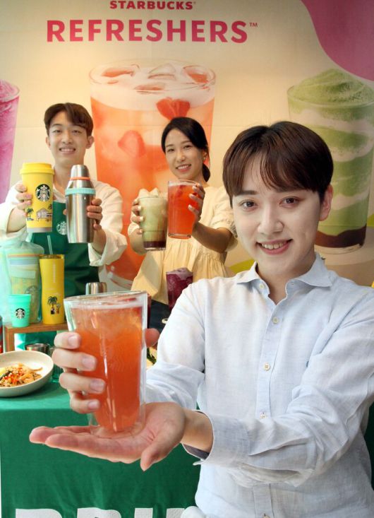 14일, 스타벅스 한국프레스센터점에서 진행한 출시 사진행사에서 모델들이 신제품을 선 보이고 있다.